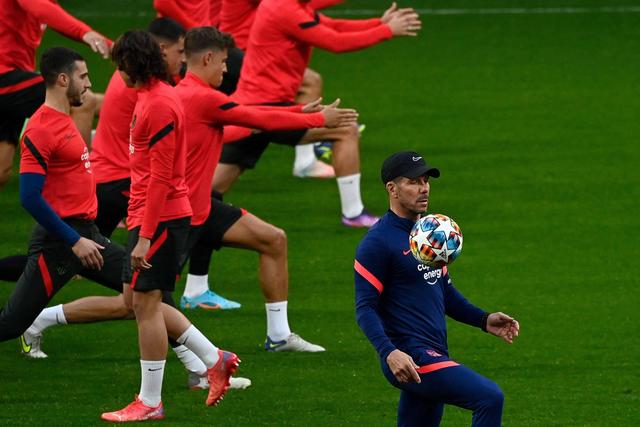 亚马尔与19岁女网红购物被偷拍 她有140多万粉丝