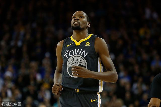 亚马尔与19岁女网红购物被偷拍 她有140多万粉丝